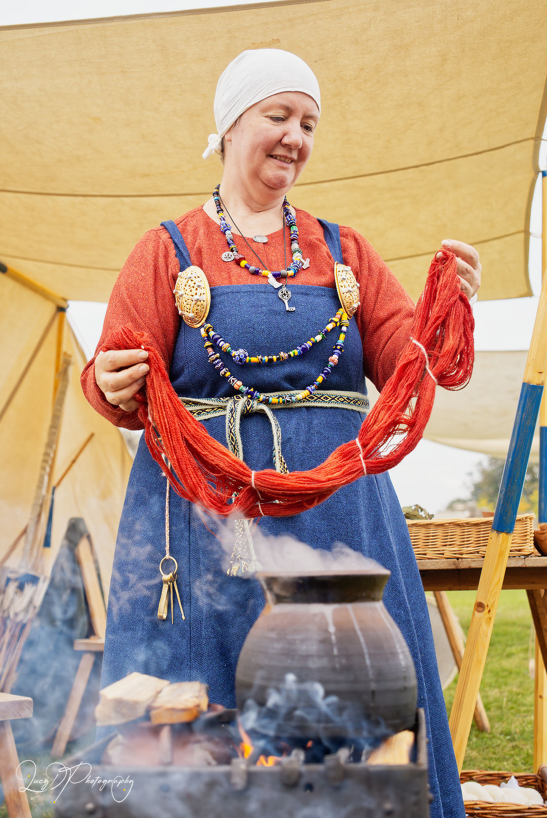 Re-enactor lifting dyed threads